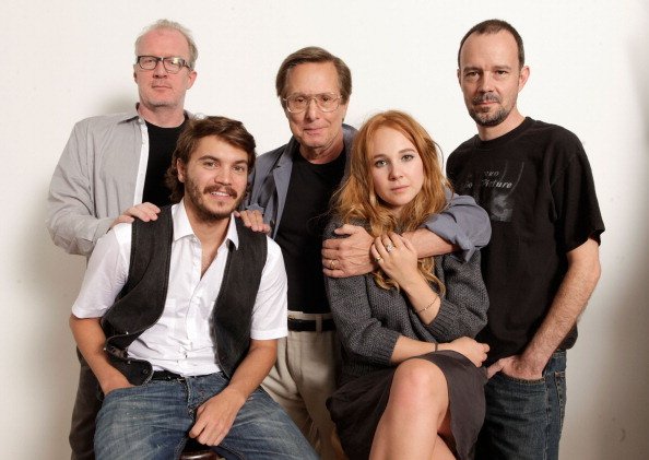 Tracy Letts, Emile Hirsch, William Friedkin, June Temple et Darrin Navarro de "Killer Joe" au Guess Portrait Studio le 12 septembre 2011 à Toronto, Canada. | Photo : Getty Images Tracy Letts, Emile Hirsch, William Friedkin, June Temple et Darrin Navarro de "Killer Joe" au Guess Portrait Studio le 12 septembre 2011 à Toronto, Canada. | Photo : Getty Images