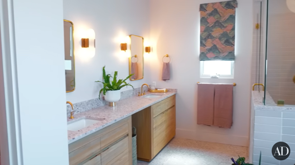 Bryce Dallas Howard's main bathroom in her Los Angeles home from a video dated June 7, 2022 | Source: youtube.com/@Archdigest