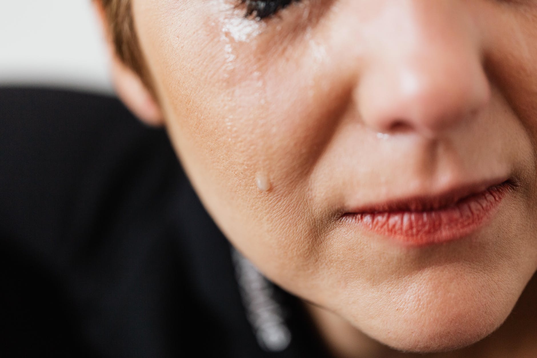 Their mother crying and trying to make her daughter see reason | Source: Pexels