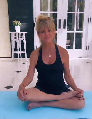 Goldie Hawn doing a yoga pose after her workout. | Source: instagram.com/goldiehawn