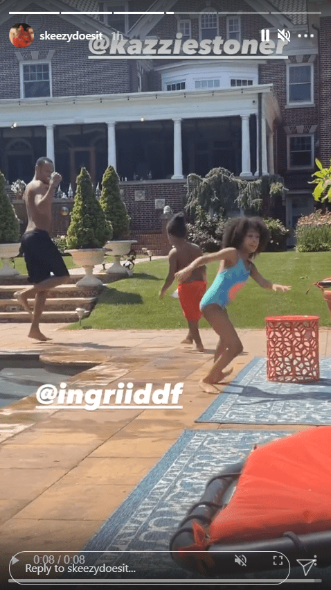 Actress Whoopi Goldberg's great-granddaughter having fun at a pool side | Photo: Instagram/skeezydoesit