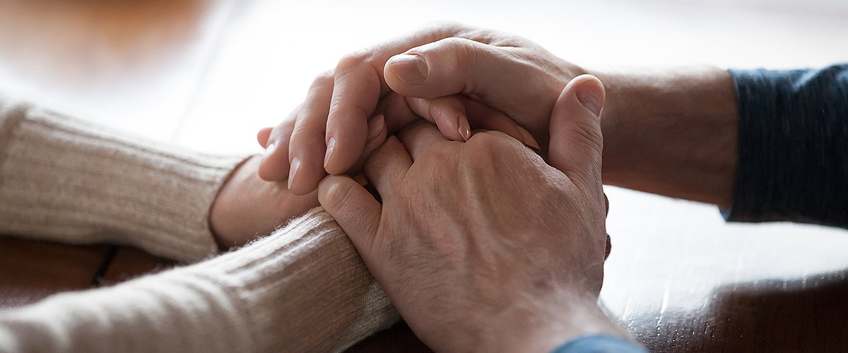 Alte Leute mittleren Alters, die Hände halten | Quelle: Shutterstock