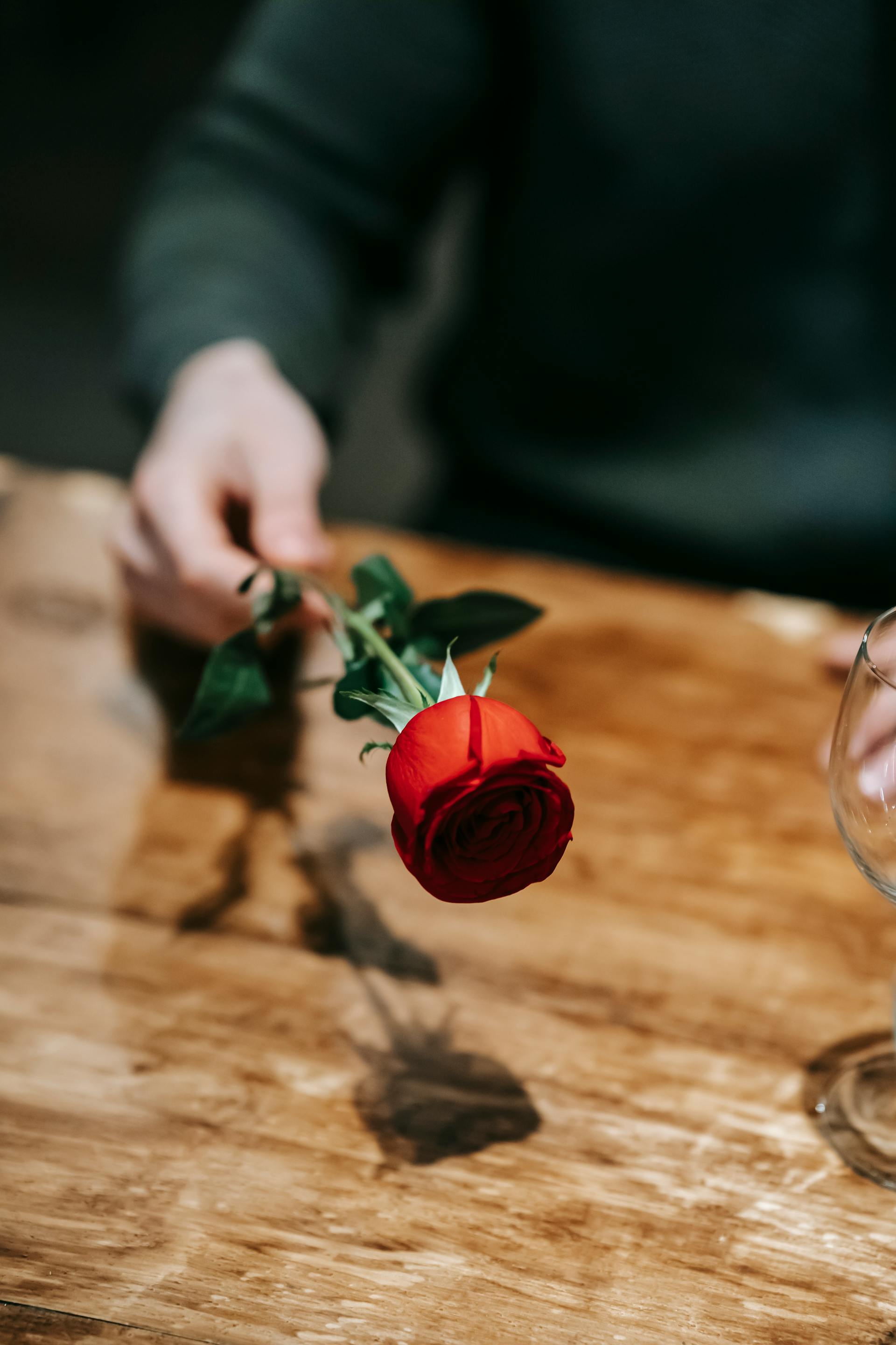 A man holding a red rose | Source: Pexels