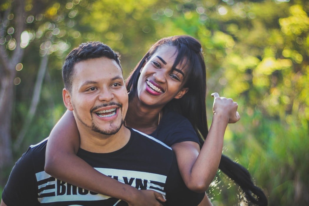 Un couple heureux et souriant. l Source : Unsplash