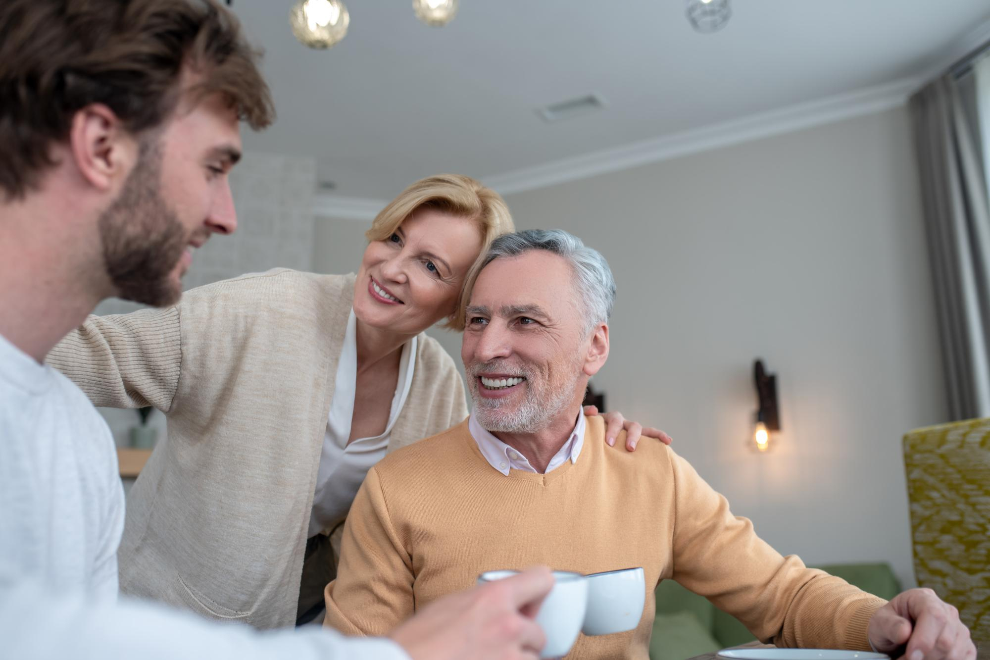 A man talking to his parents | Source: Freepik