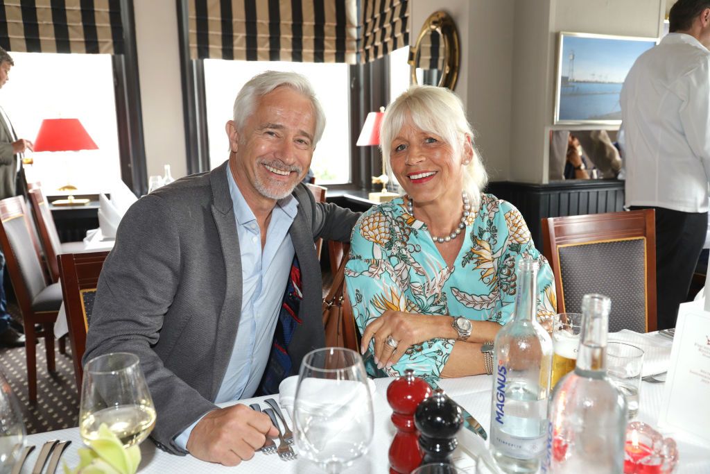 Gerry Hungbauer und Brigitte Meyer nehmen am 12. Juni 2019 am Helbing Matjesessen 2019 im Fischereihafen Restaurant in Hamburg teil. (Foto von Tristar Media) I Quelle: Getty Images