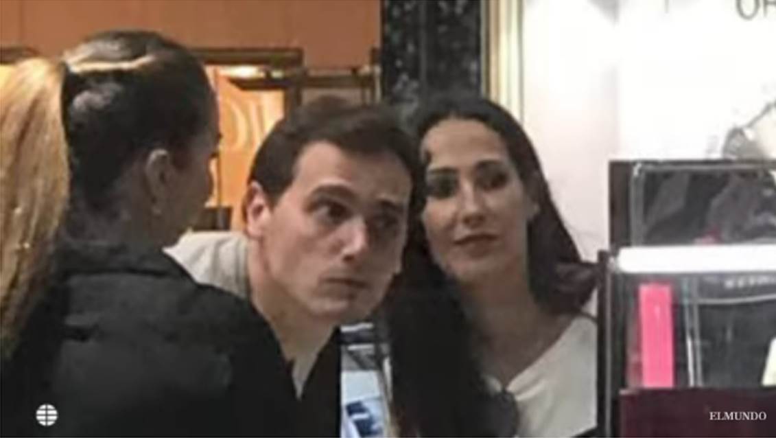 Albert Rivera y Malú son fotografiados en tienda de maquillaje | Fuente: YouTube/El Mundo