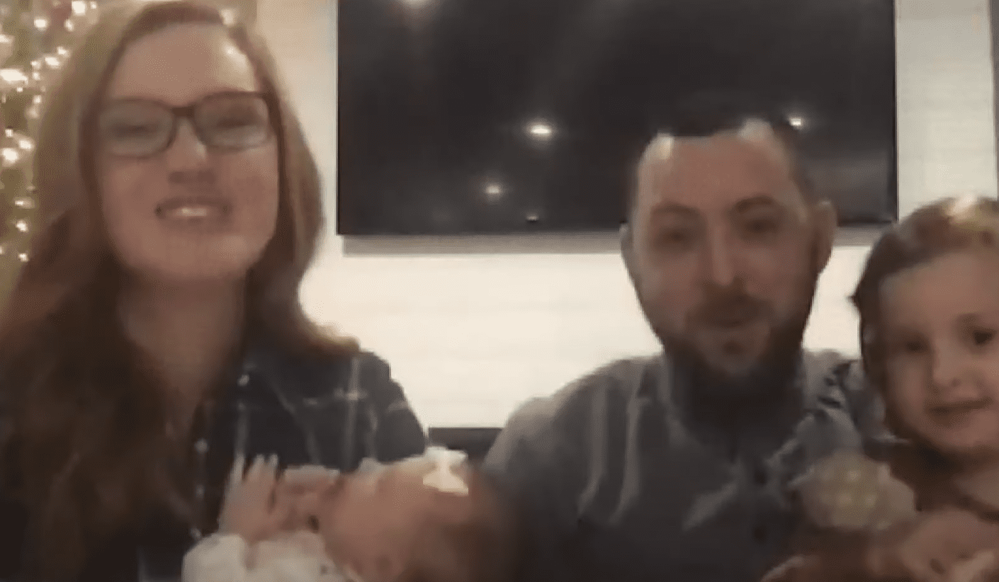 Une famille heureuse composée de deux bébés nés grâce à des embryons qui ont été congelés il y a plus de 20 ans | Photo : Youtube/WBIR Channel 10