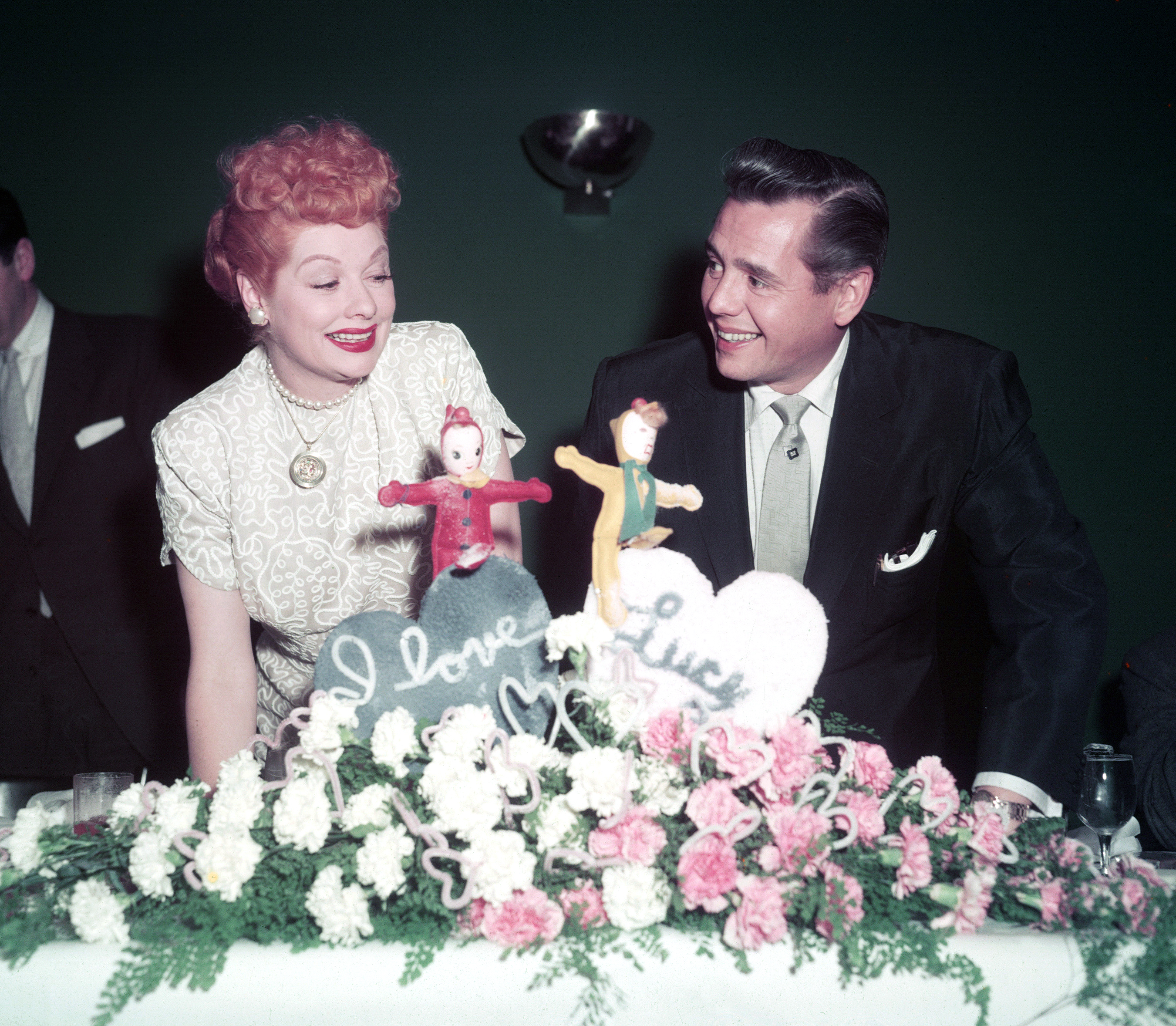 Lucille Ball and Desi Arnaz on the set of "I Love Lucy," circa 1955 | Source: Getty Images
