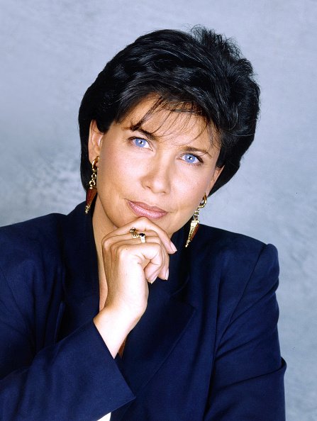 La journaliste Anne Sinclair pose lors d'une séance de portrait à Paris, France, le 29/06/1993. |Photo : Getty Images