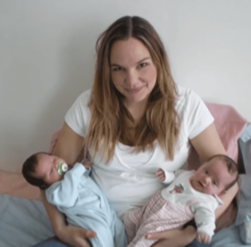 Emmy Abrahamson holding her and Vic Kocula’s daughters when they were babies. | Source: youtube.com/This Morning 