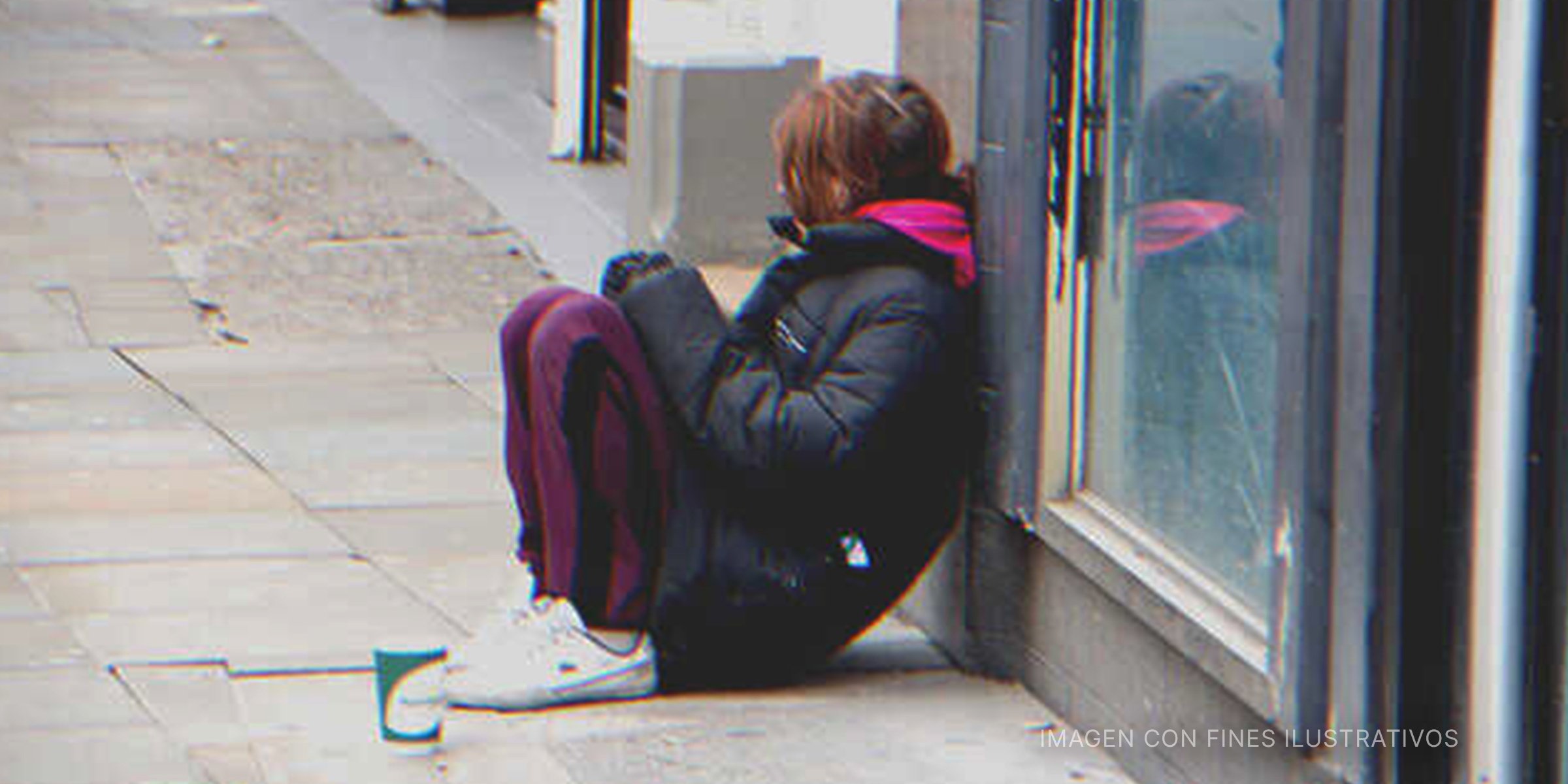 Chica sentada sola en la calle. | Foto: Shutterstock