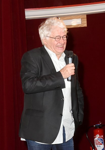 Le réalisateur Jean-Jacques Annaud assiste au vernissage de l'exposition "Portraits Croisés" de Paris Match. |Photo : Getty Images