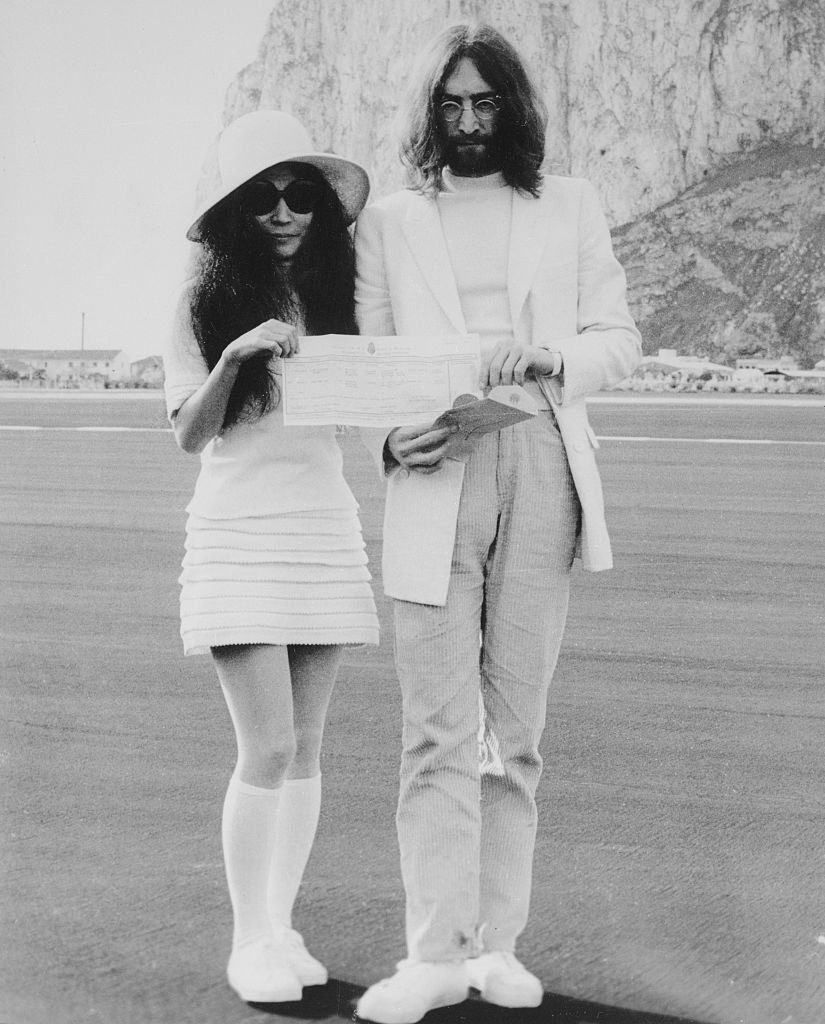 John Lennon y Yoko Ono obtienen el certificado de matrimonio después de su boda en la oficina de registro el 21 de marzo de 1969. | Foto: Getty Images John Lennon y Yoko Ono obtienen el certificado de matrimonio después de su boda en la oficina de registro el 21 de marzo de 1969. | Foto: Getty Images