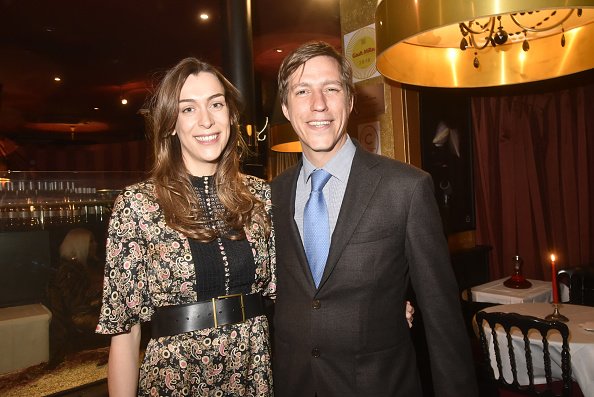 Scarlett-Lauren Sirgue und Prinz Louis von Luxemburg besuchen das "Children For Peace"-Auktionsgala-Dinner im Le Grand Bistro de Breteuil am 11. März 2020 in Paris | Quelle: Getty Images
