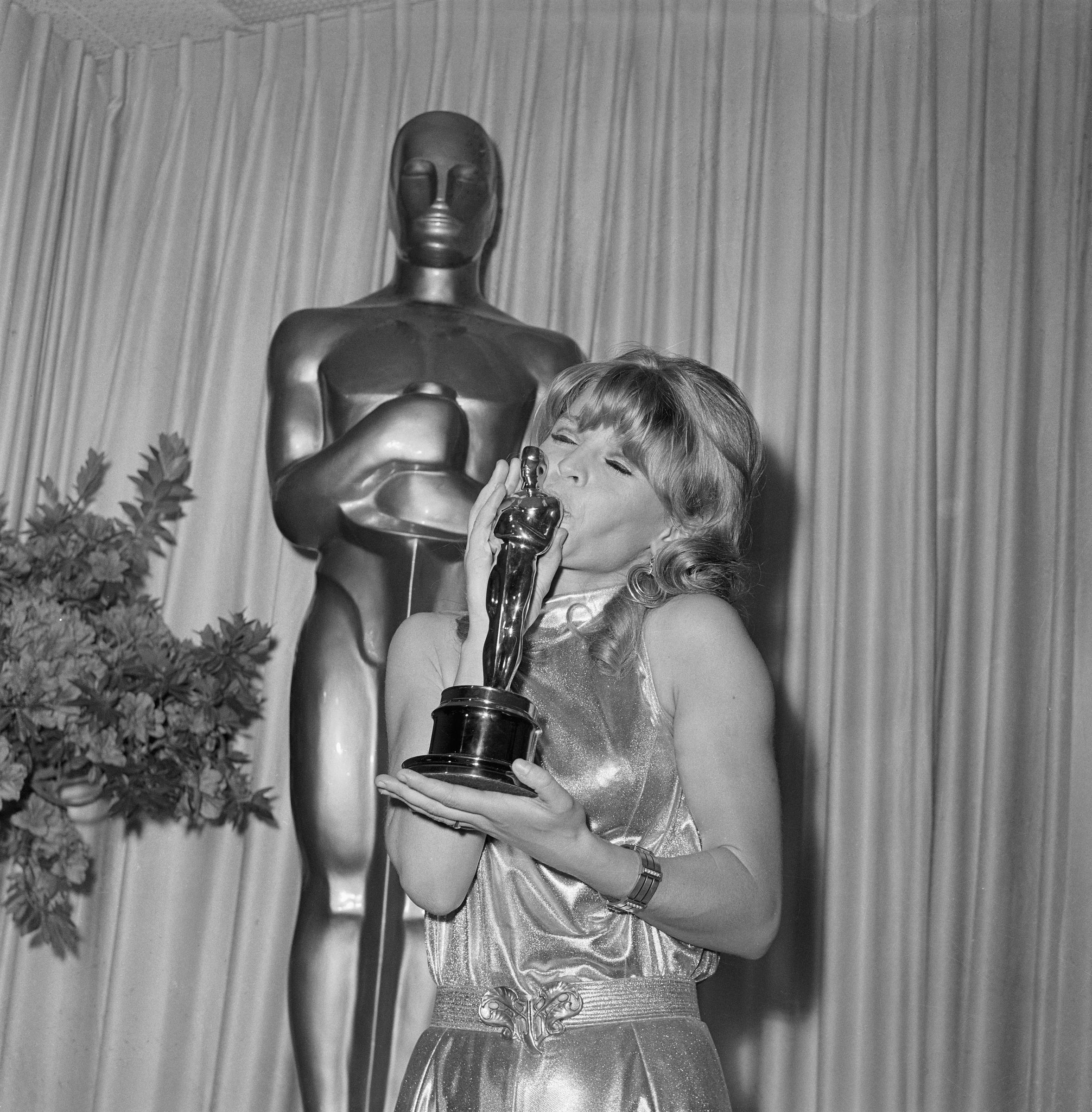 The actress kisses the Best Actress Oscar she won at the 38th Annual Academy Awards on April 18, 1966 | Source: Getty Images