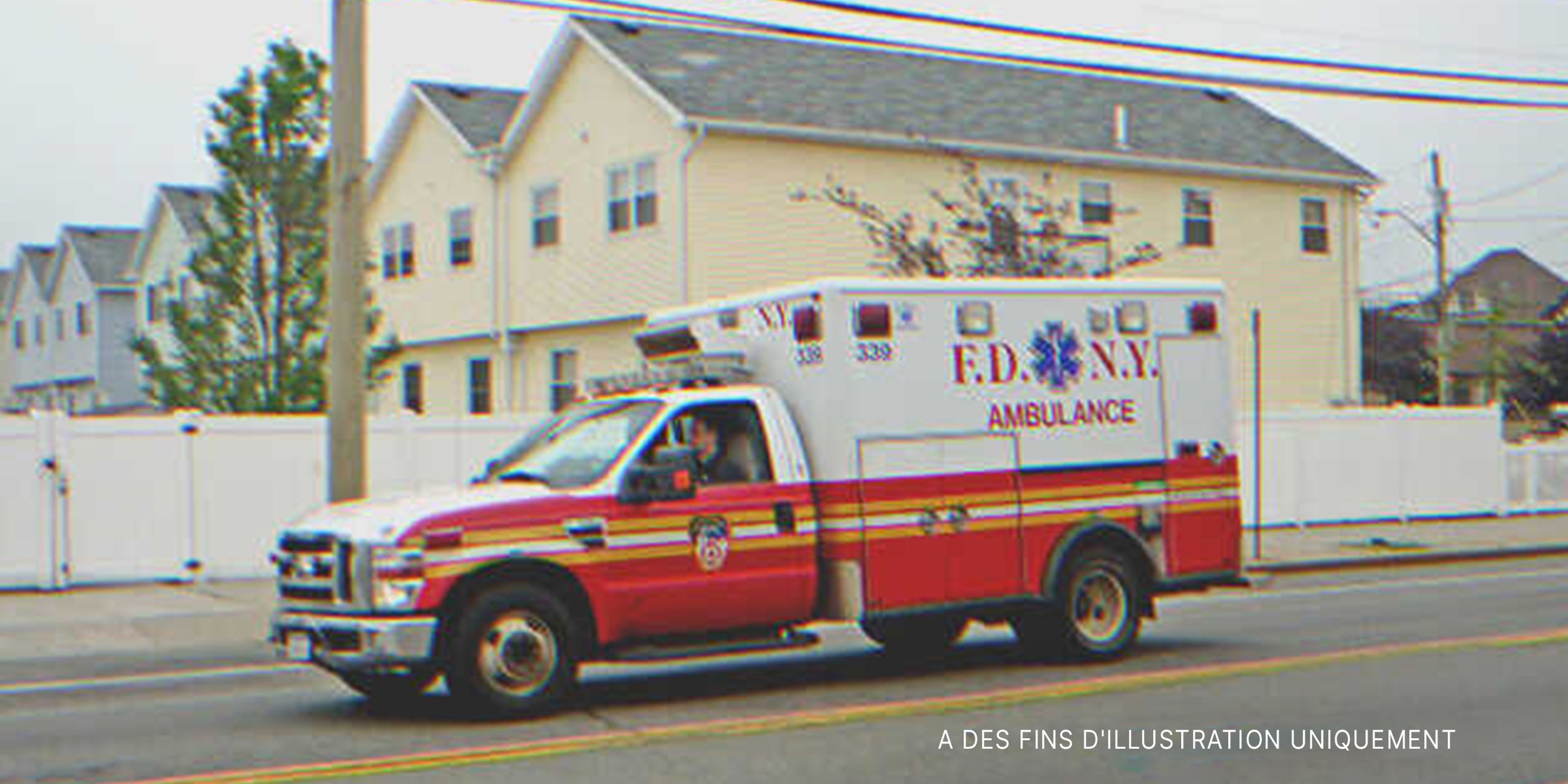 Ambulance transportant une femme à l'hôpital | Source : Flickr / JLaw45 (CC BY 2.0)