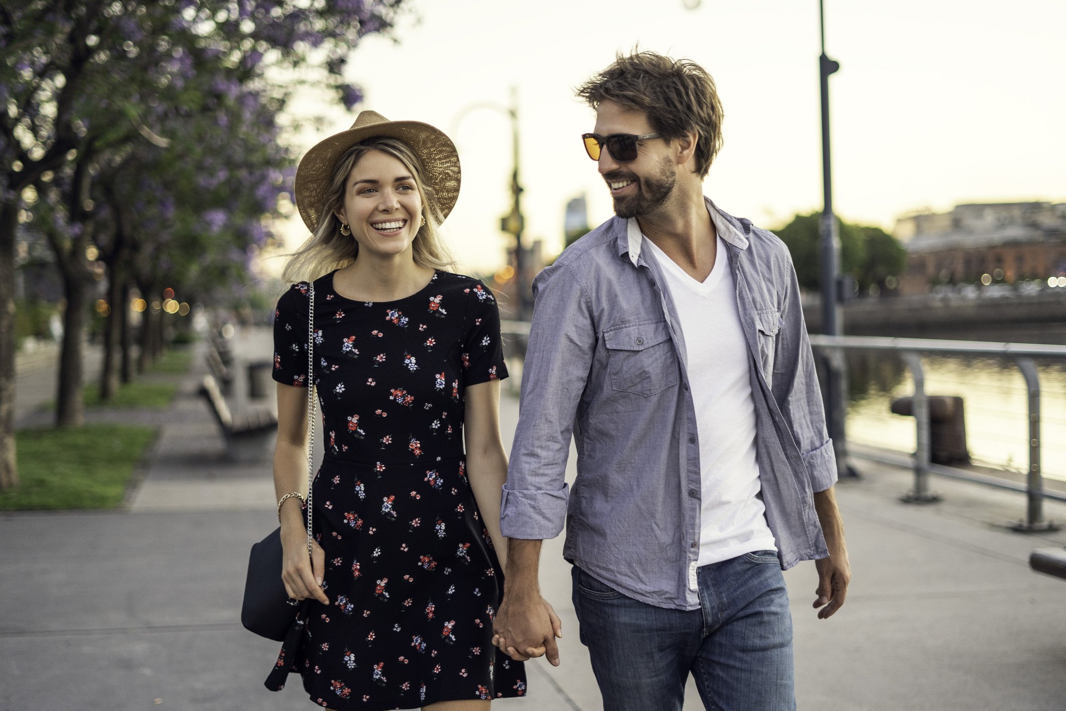 A happy couple walking down the street . | Photo: Getty Images