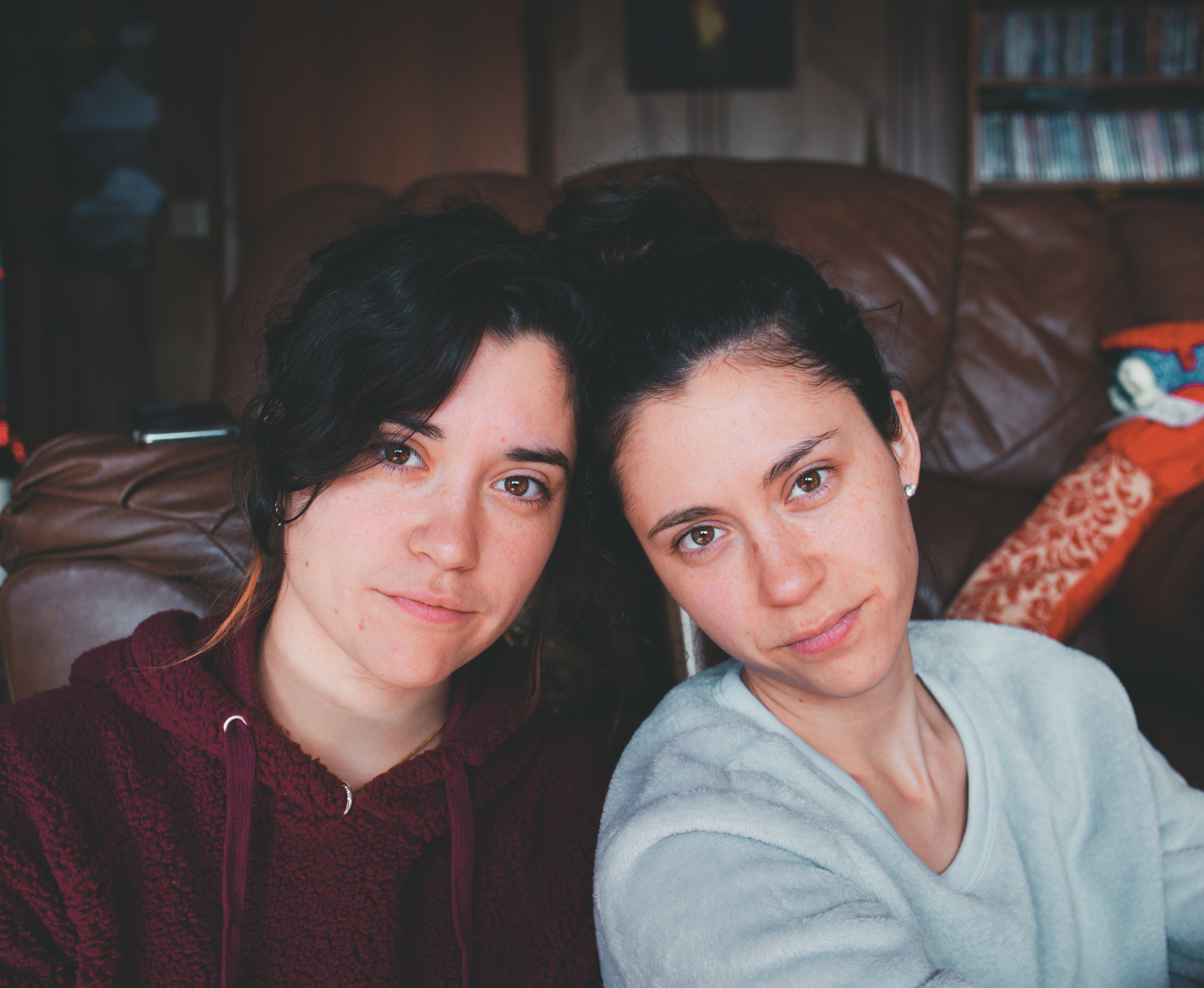 Twin sisters take a picture of themselves in the living room | Photo: Pexels