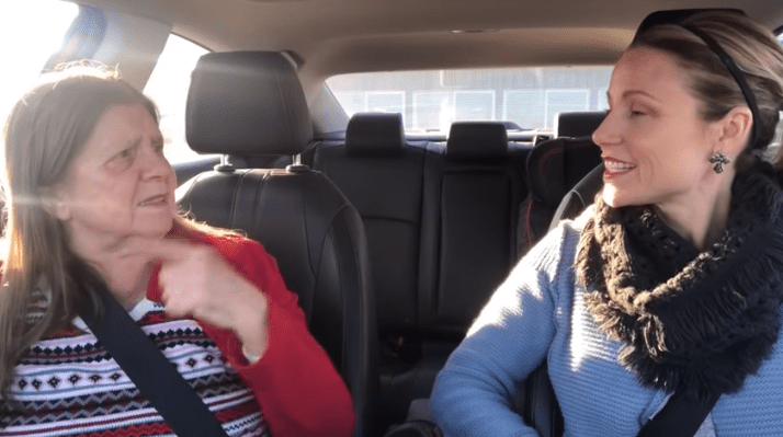 Madre e hija hablaban por lenguaje de señas-Imagen tomada de YouTube-Mary Jane - MJ Grant Madre e hija hablaban por lenguaje de señas-Imagen tomada de YouTube-Mary Jane - MJ Grant