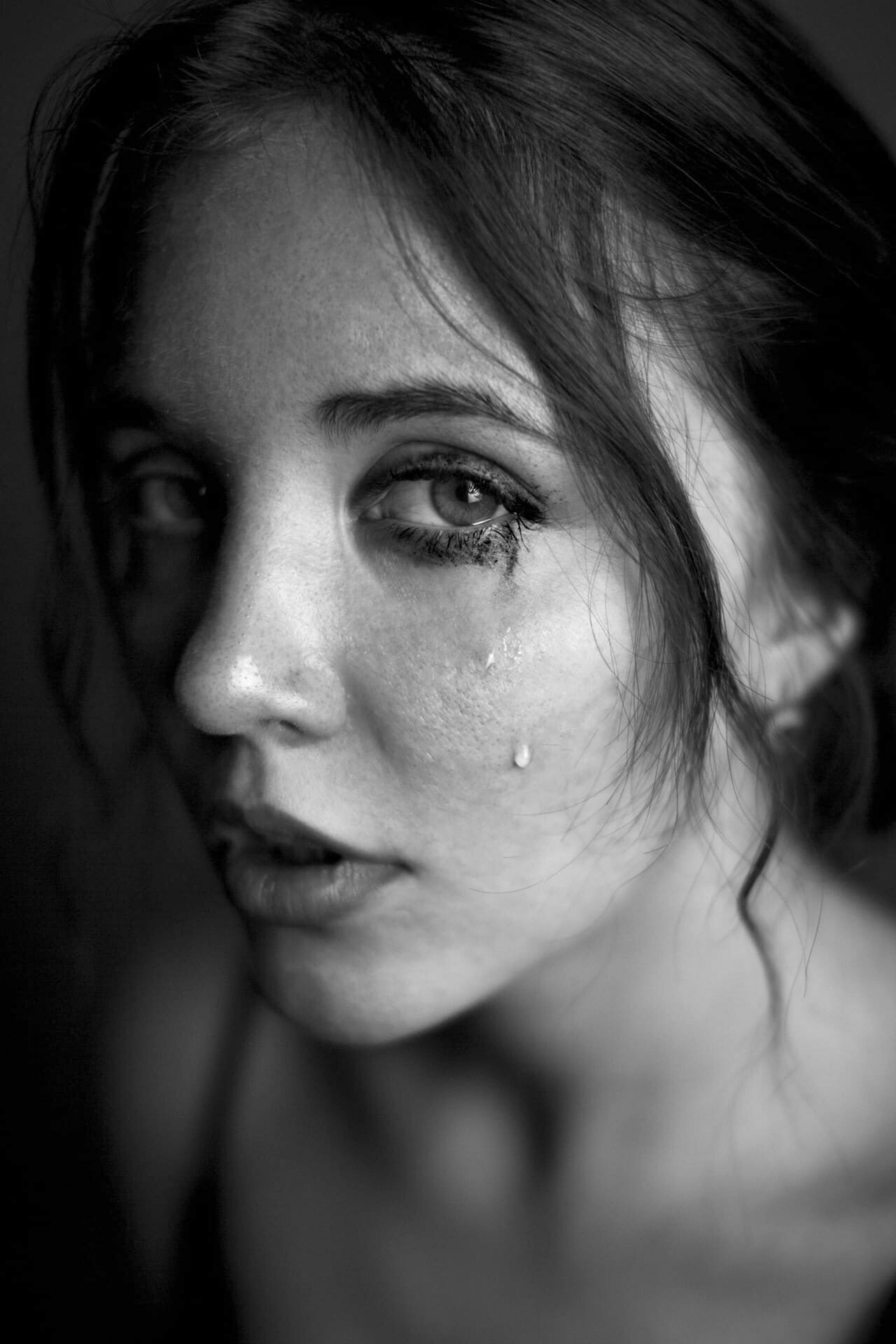 A grayscale photo of a woman crying | Source: Pexels