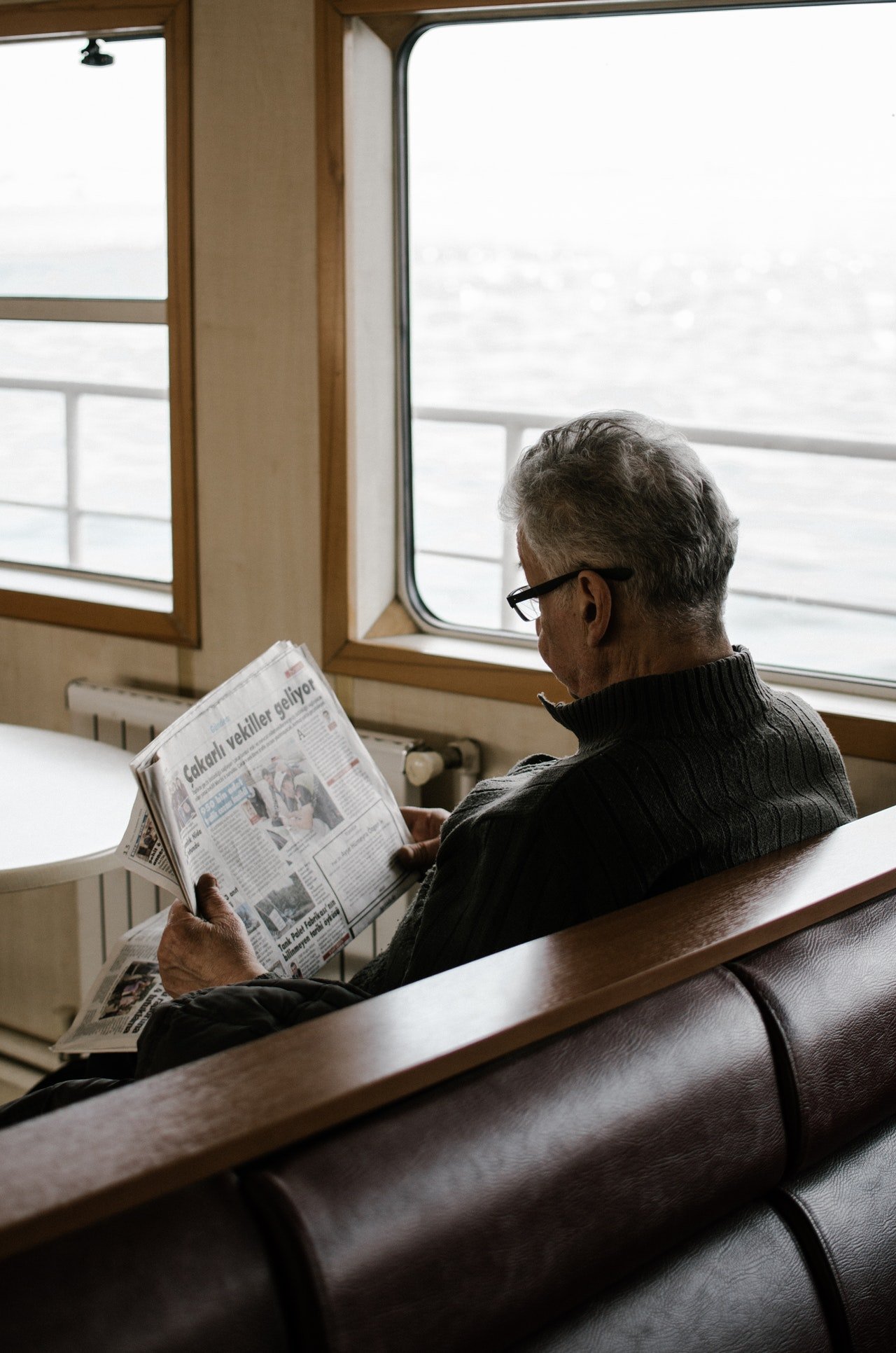 Elderly man reading a newspaper | Photo: Pexels