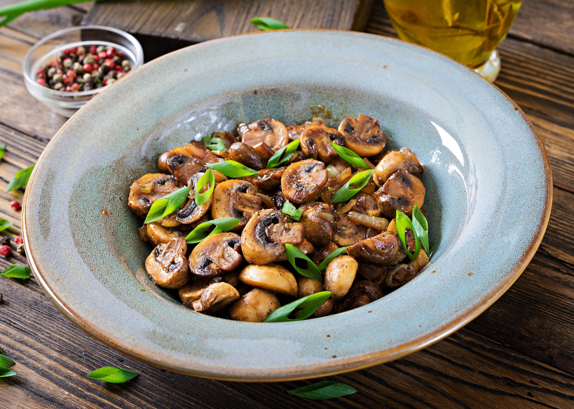 A plate of baked mushrooms with soy sauce and herbs | Source: Freepik