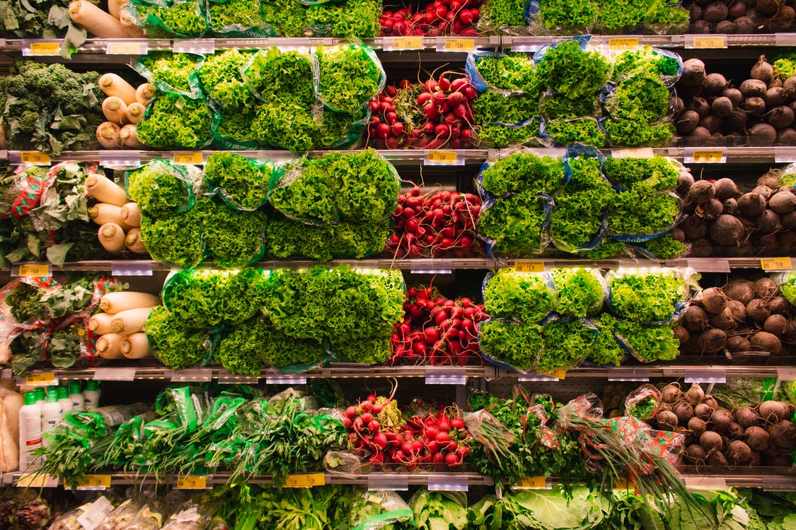 Estante lleno de vegetales en una tienda. | Foto: Pexels