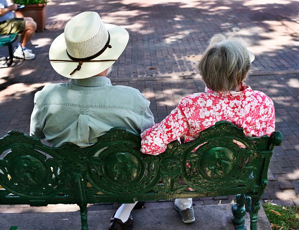 Un couple de personnes âgées est assis sur un banc. |Photo : Getty Images