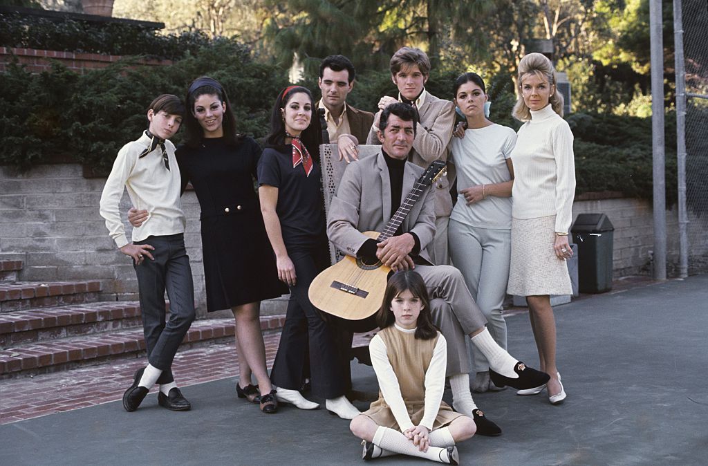 Dean Martin mit Frau und Kindern, 1966 | Quelle: Getty Images