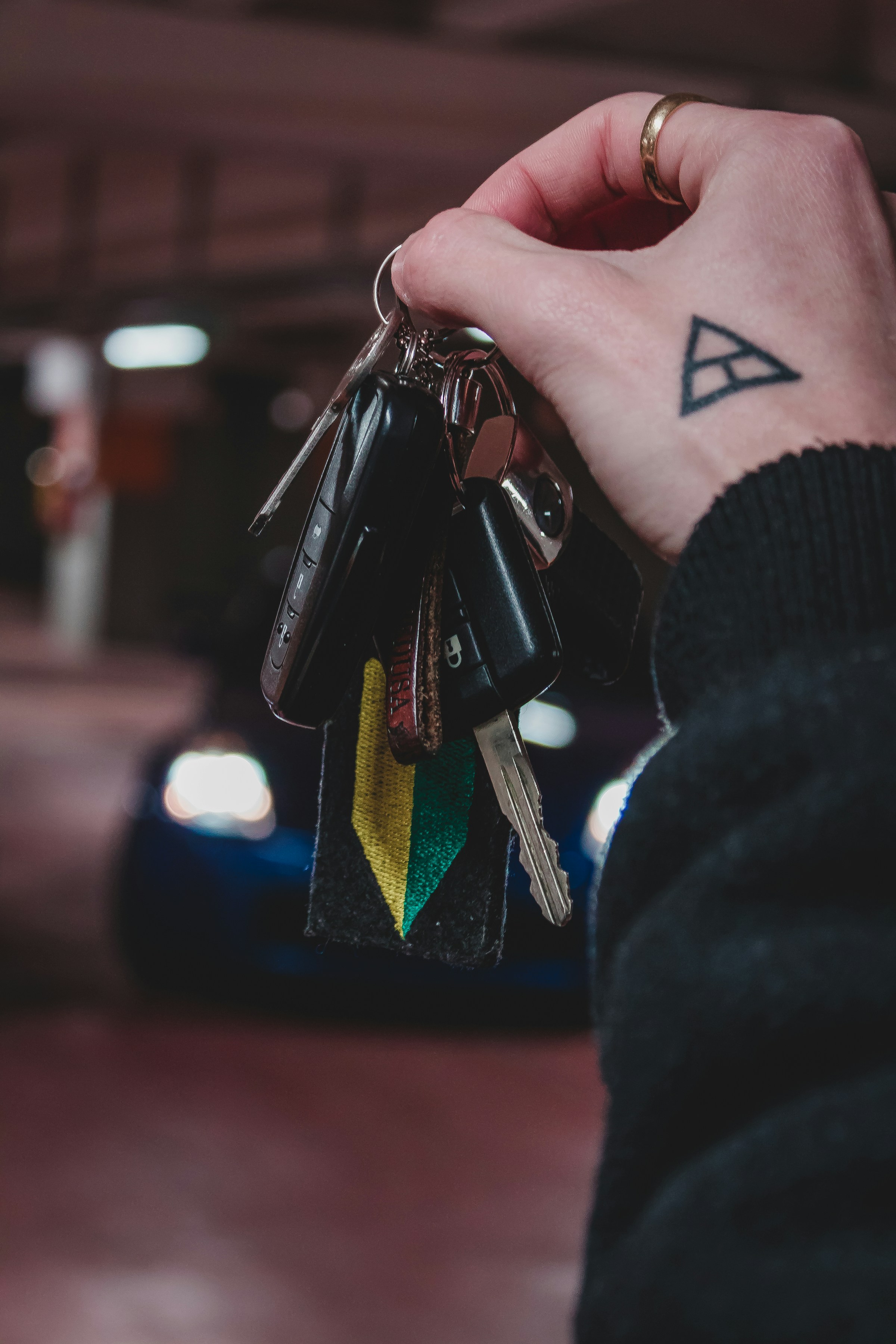 A man holding car keys | Source: Unsplash