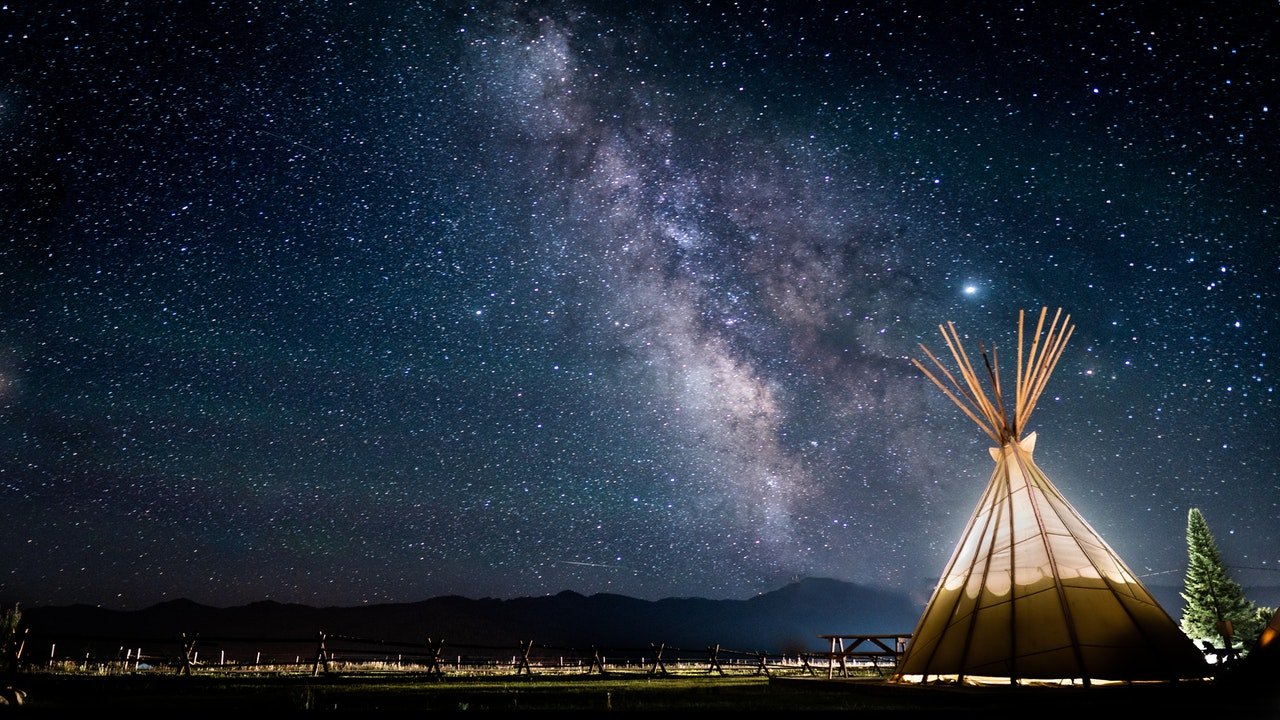 Photo of a tent with a starry sky | Photo: Pexels