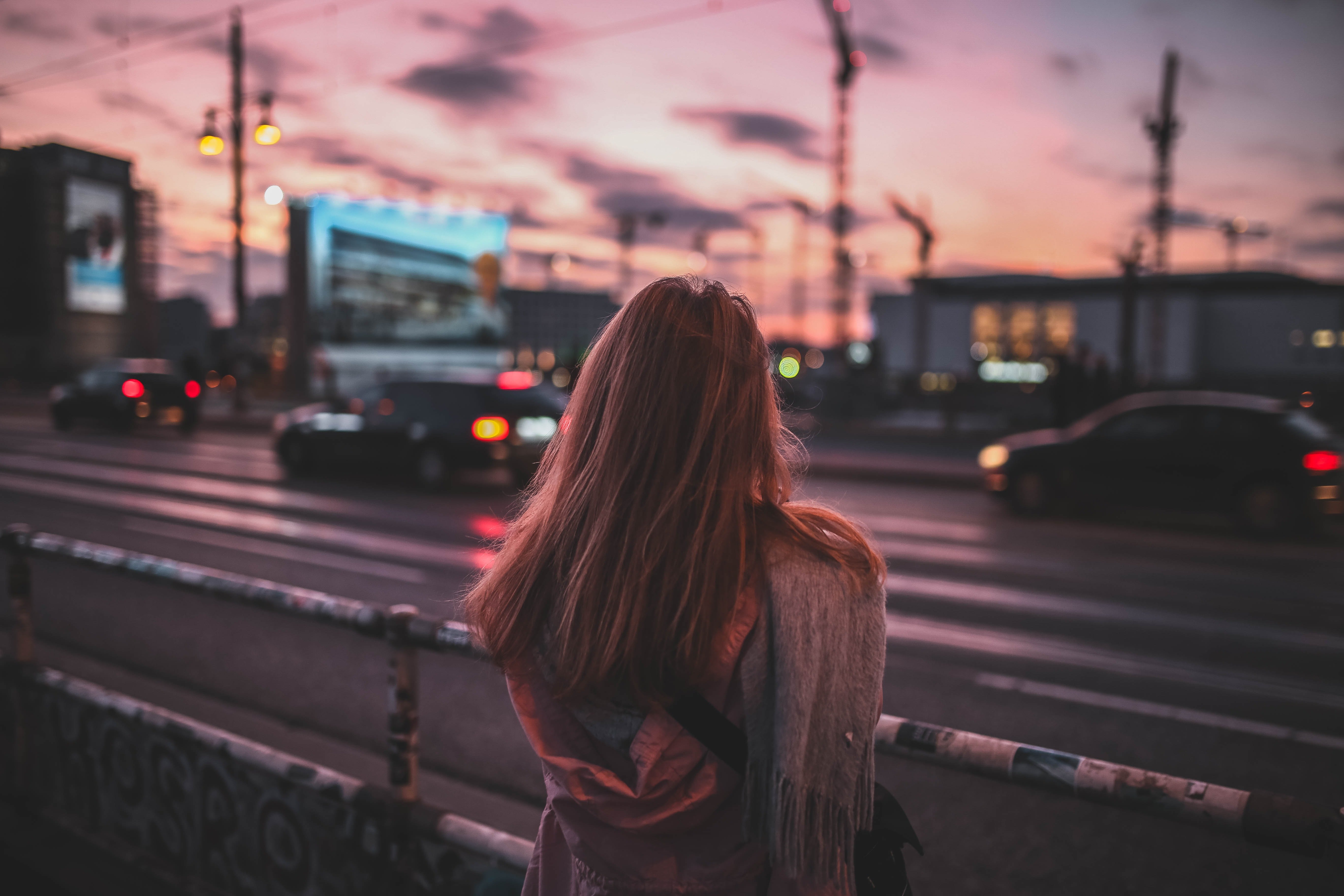 Una joven mujer sola en la calle. | Foto: Unsplash