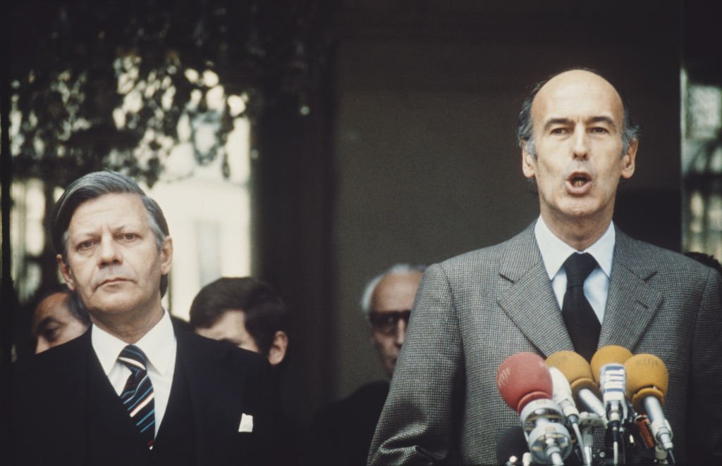 Le Chancelier allemand Helmut Schmidt (1918 - 2015, à gauche) avec le Président français Valéry Giscard d'Estaing, lors d'une visite en France, vers 1974. | Photo : Getty Images