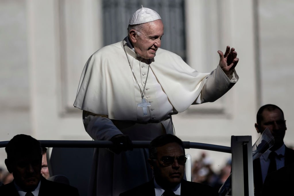 Le Pape François salue les gens lors de son audience générale hebdomadaire sur la Place Saint-Pierre. | Photo : Getty Images
