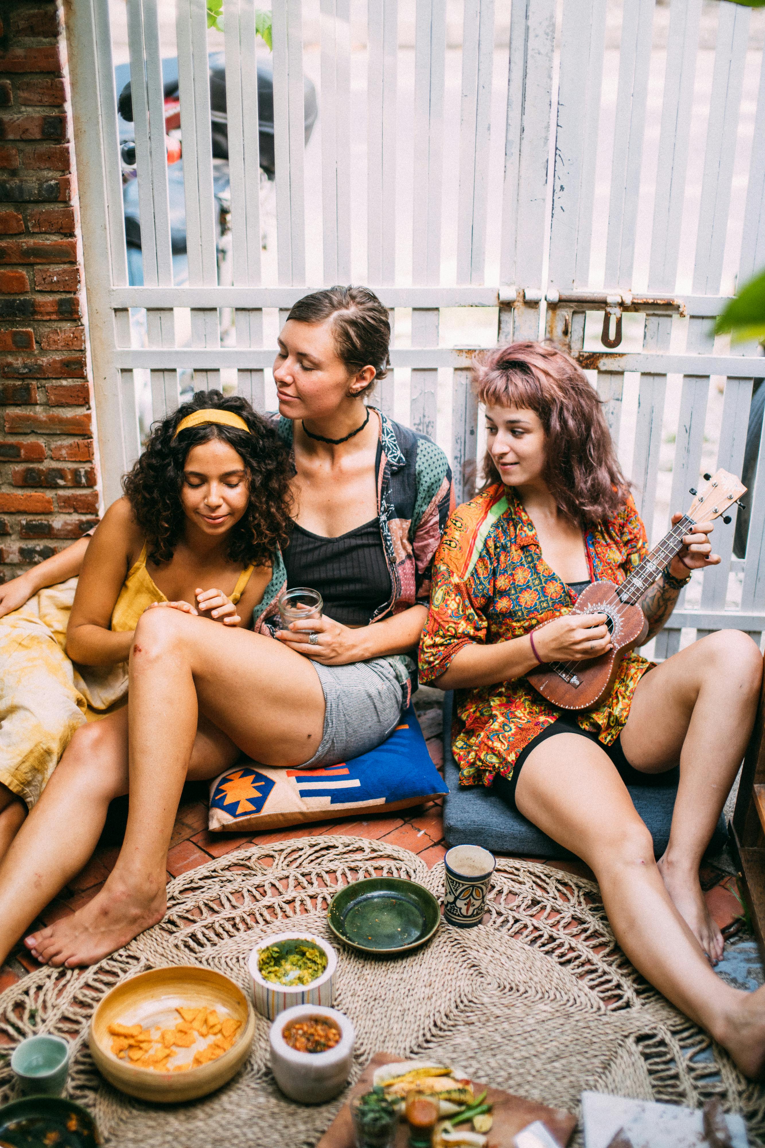 A woman hanging out with two teenage girls | Source: Pexels