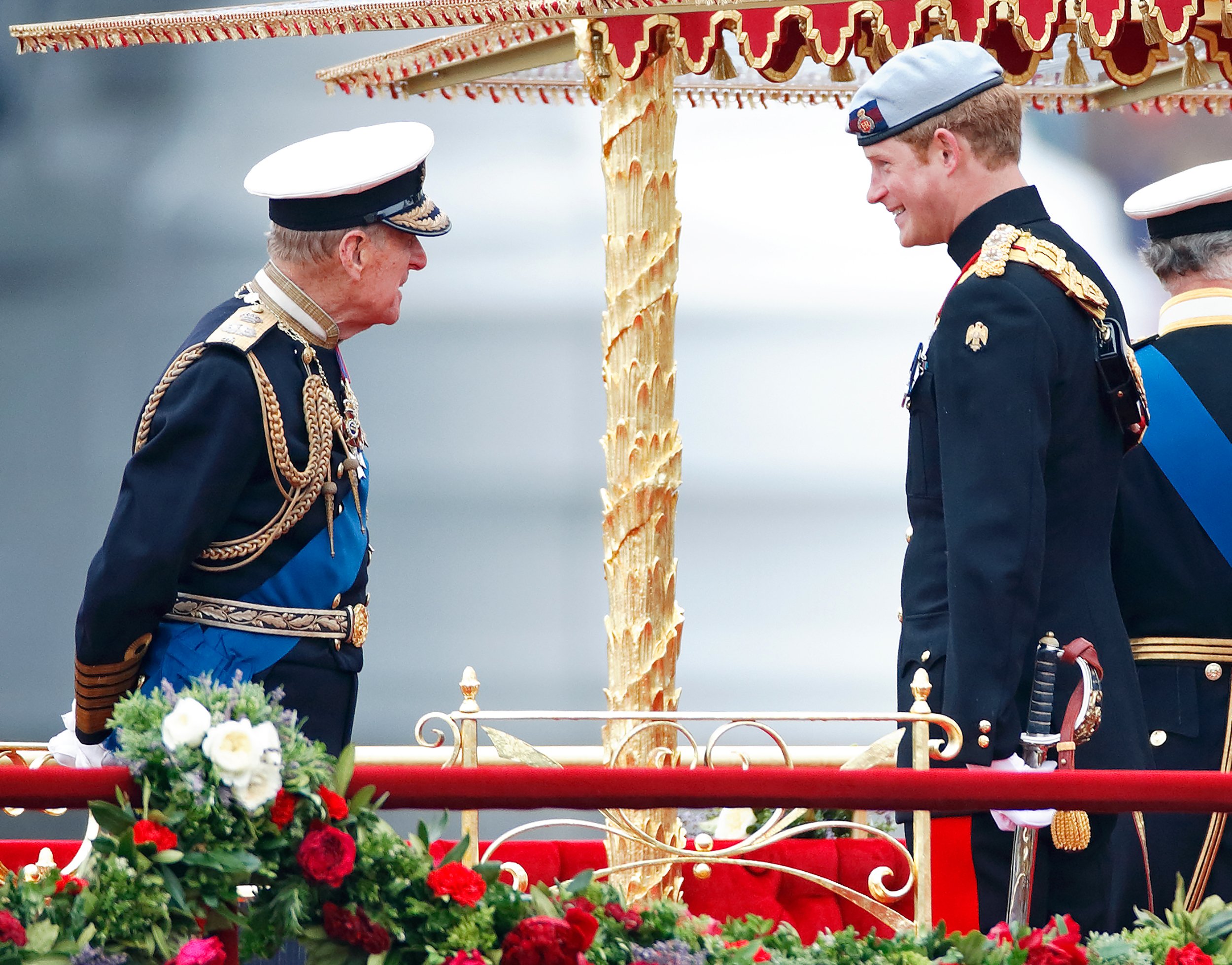 El príncipe Philip y el príncipe Harry a bordo de la Royal Barge, Spirit of Chartwell, durante el desfile del Jubileo de Diamante del río Támesis el 3 de junio de 2012 en Londres, Inglaterra | Foto: Getty Images
