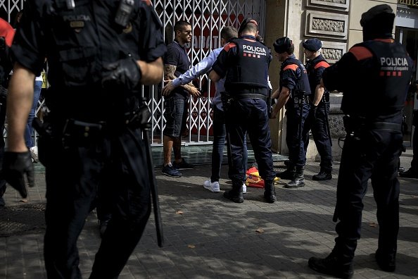 Les agents de la police autonome catalane (Mossos d'Esquadra) le 12 octobre 2017 à Barcelone, en Espagne. | Photo : Getty images