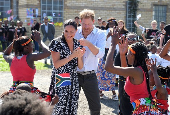 Prince Harry and Meghan visit the Nyanga Township during their royal tour of South Africa | Photo : Getty Images