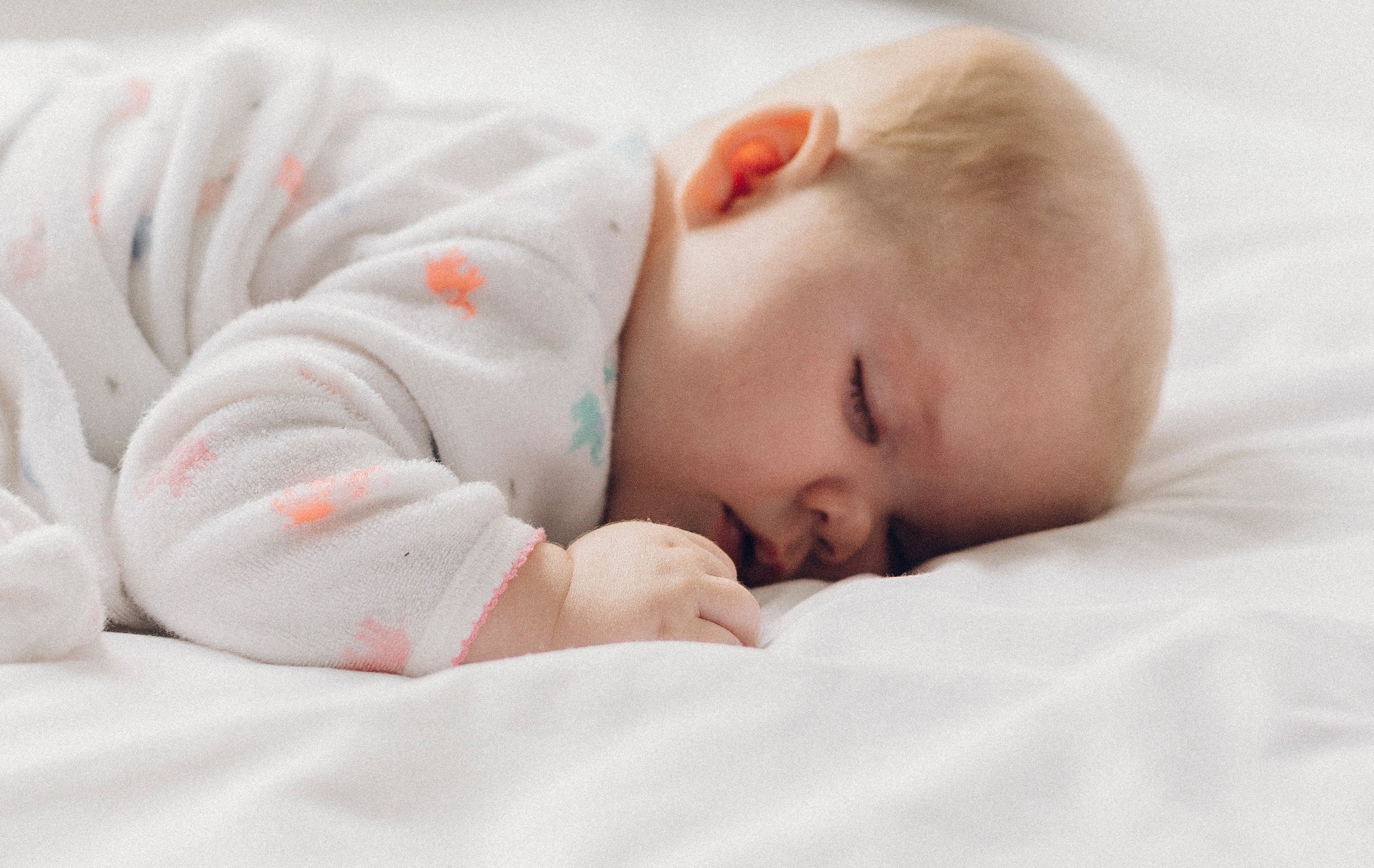 Das Baby schlief fest, aber etwas an seiner Körperhaltung beunruhigte die Mutter | Quelle: Unsplash