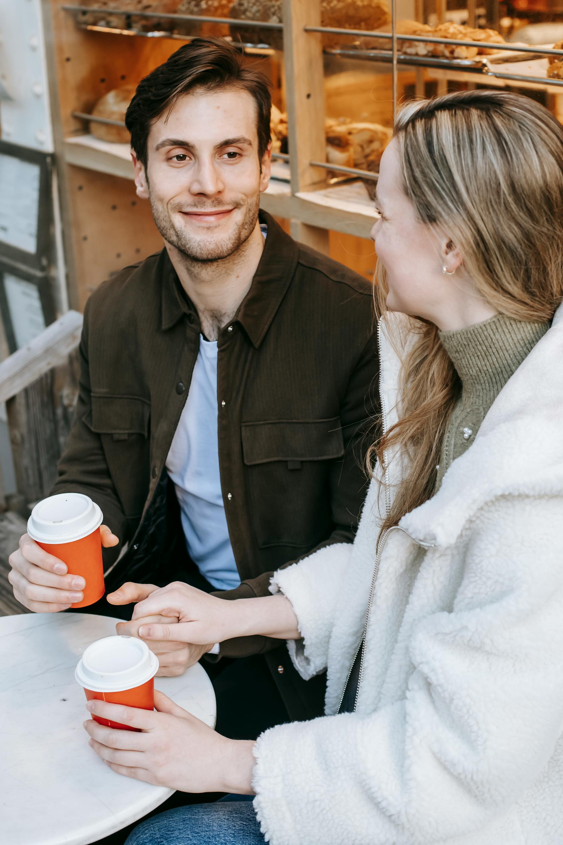 A couple smiling | Source: Pexels