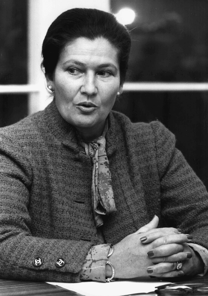 7 novembre 1980 : Madame Simone Veil, présidente du Parlement européen, lors d'une conférence de presse à Londres. | Photo : Getty Images