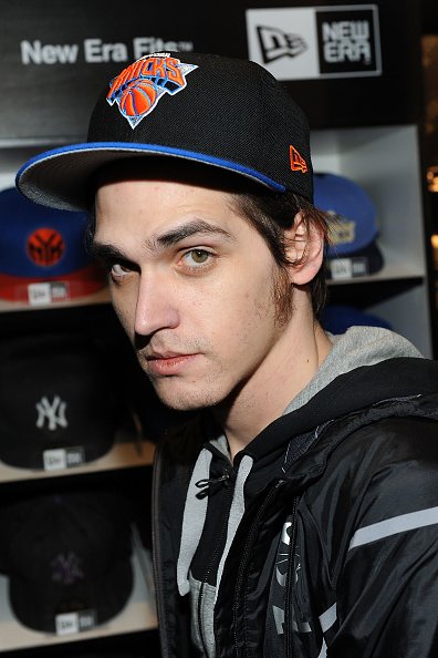 El músico Mikey Way asiste al salón de lujo American Music Awards celebrado en el Nokia Theatre L.A.Vive el 20 de noviembre de 2009 en Los Ángeles, California. | Fuente: Getty Images El músico Mikey Way asiste al salón de lujo American Music Awards celebrado en el Nokia Theatre L.A.Vive el 20 de noviembre de 2009 en Los Ángeles, California. | Fuente: Getty Images