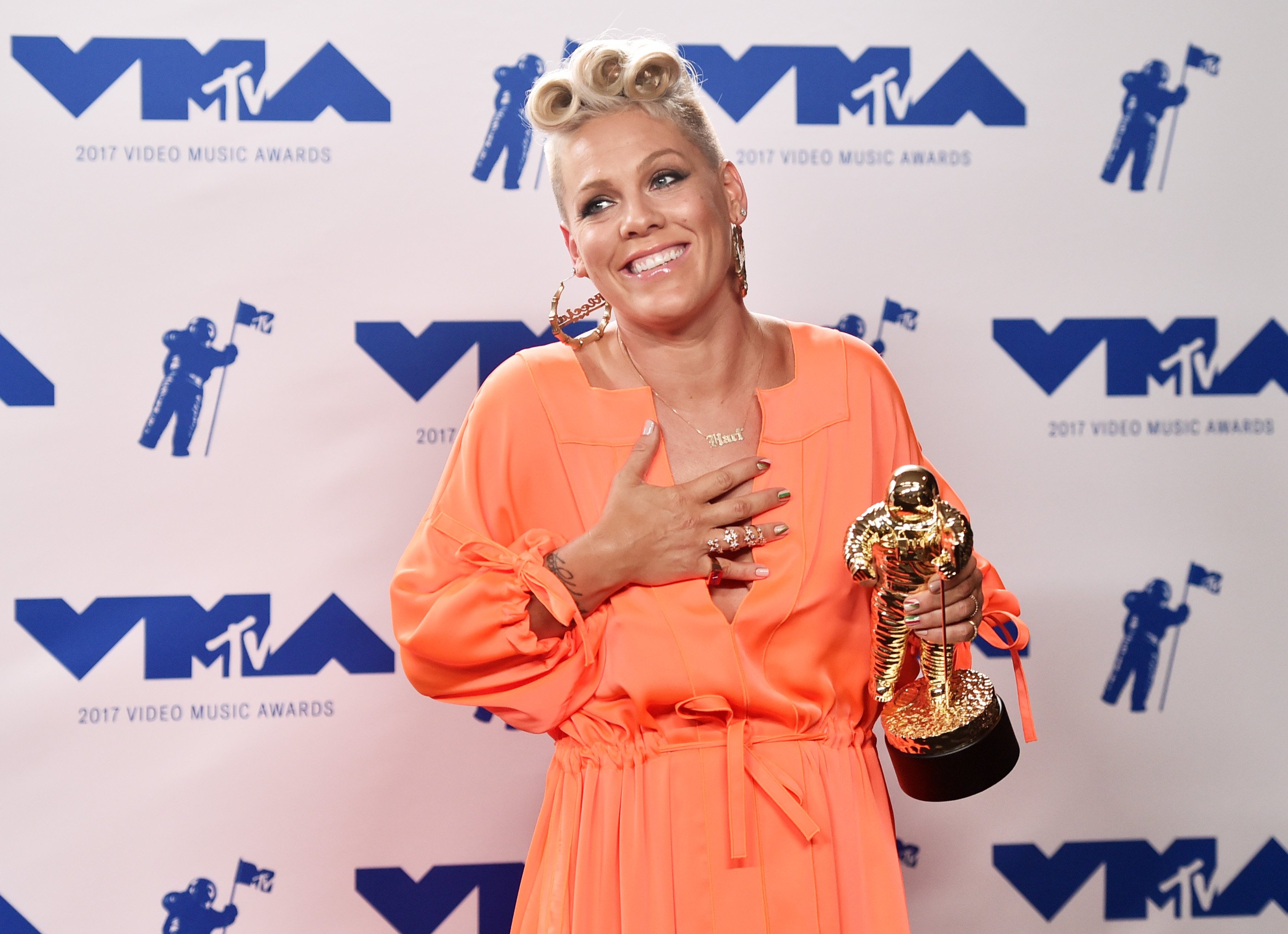 Singer Pink faces the press after she was awarded with a Michael Jackson Video Vanguard Award in 2017. | Photo: Getty Images