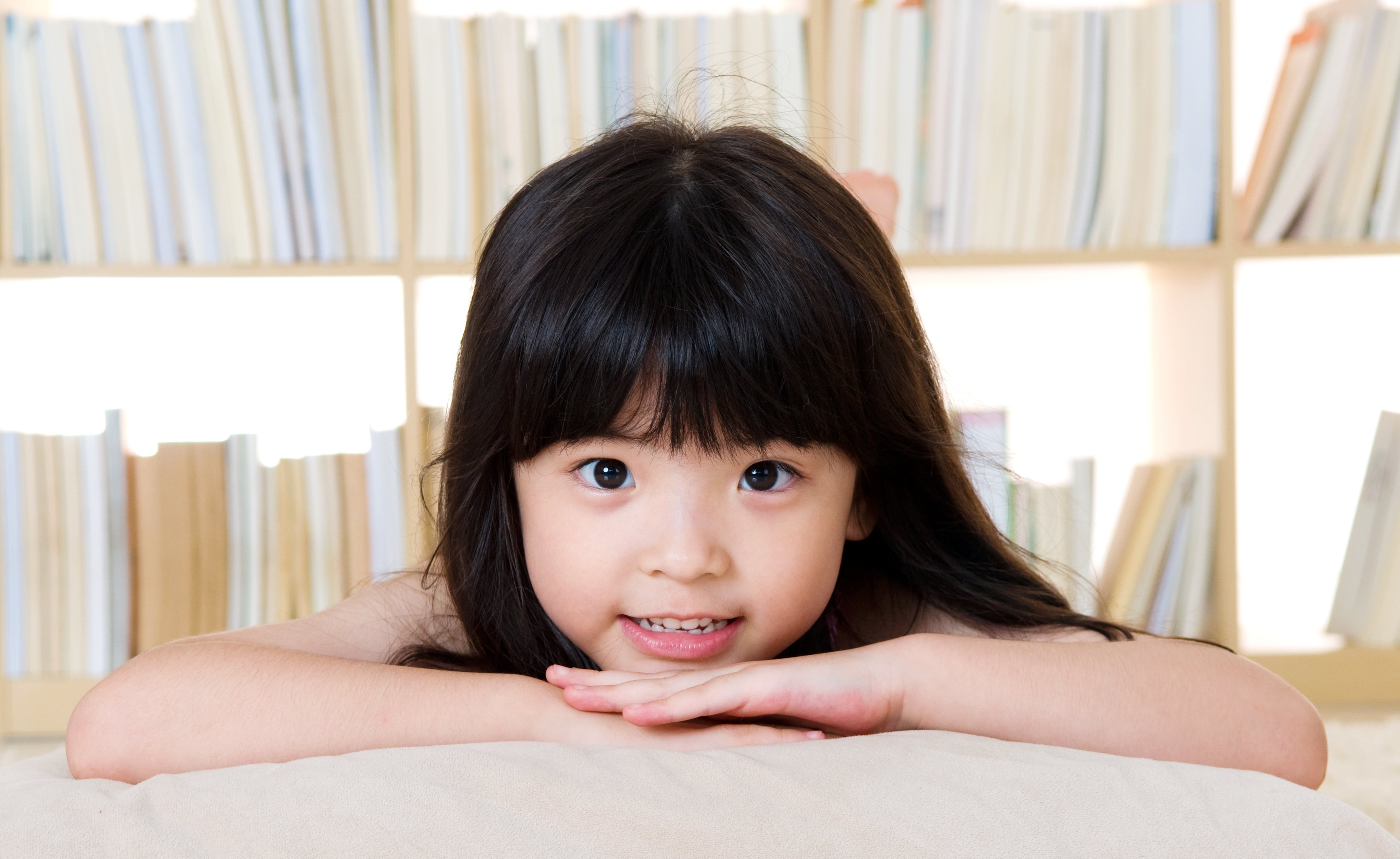 Une fille qui se repose sur ses mains. Source : Shutterstock