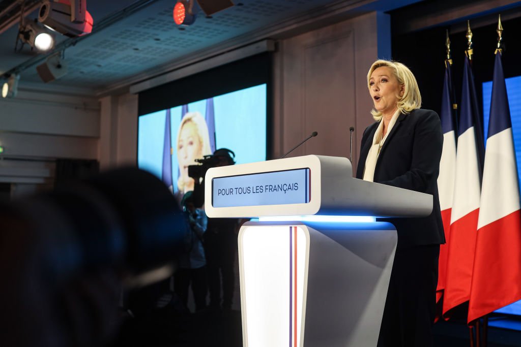 Marine Le Pen en plein discours. І sources : Getty Images