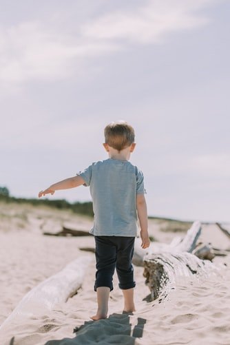 Image montrant un enfant de dos. | Photo : Unsplash
