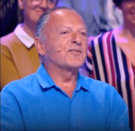 Les 12 Coups de midi LA VALSE DES MAITRES DE MIDI Bègue et tout bronzé Pierre ejecte maxime. | Photo : Chasseur d'étoile/Youtube