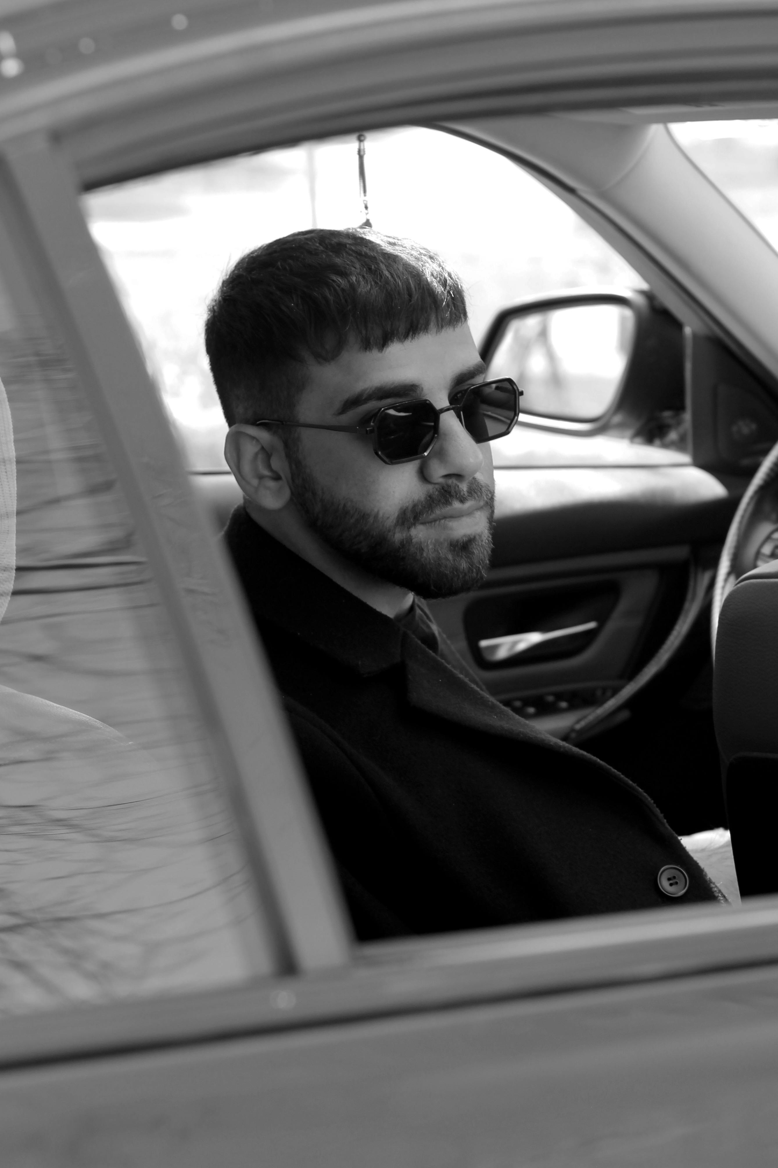 A stylish man in a car | Source: Pexels