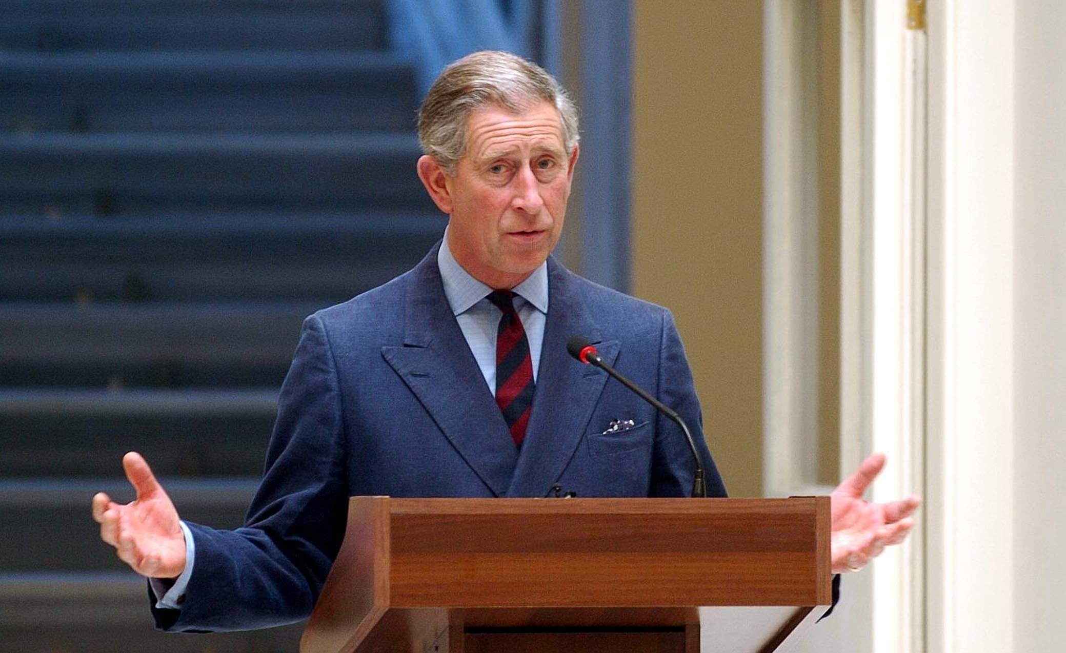 Una foto de archivo fechada el 25 de octubre de 2004 muestra al Príncipe de Gales, Charles pronuncia un discurso durante su visita al Consulado General del Reino Unido en Estambul, Turquía. | Fotos: Getty Images Una foto de archivo fechada el 25 de octubre de 2004 muestra al Príncipe de Gales, Charles pronuncia un discurso durante su visita al Consulado General del Reino Unido en Estambul, Turquía. | Fotos: Getty Images
